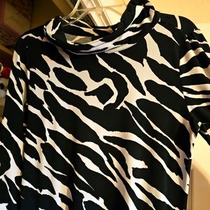 Alfani mini dress or top for leggings. Black and white with pockets.